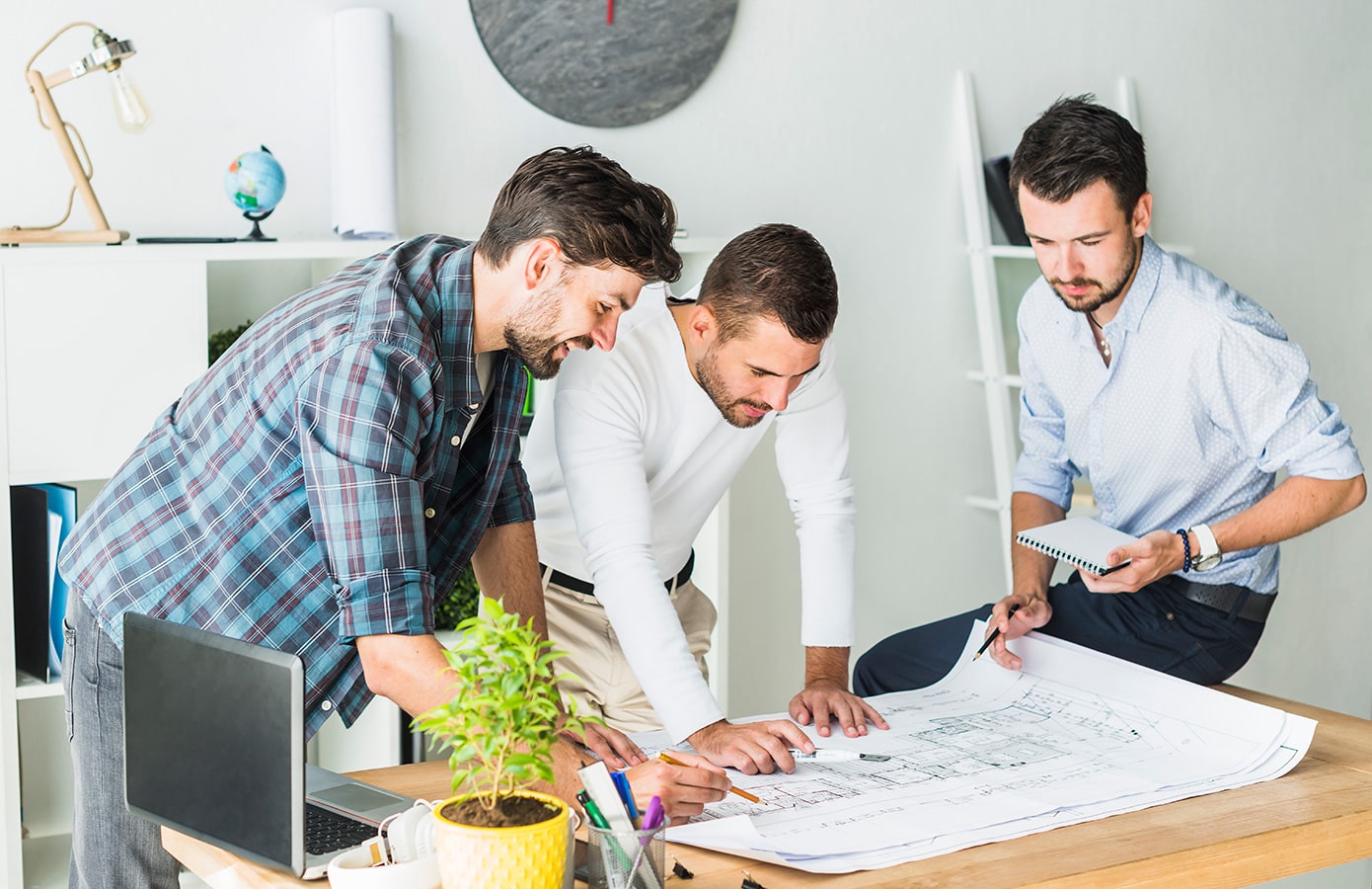 Arquitectos trabajando en planos en oficina
